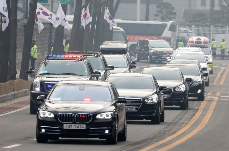 【서울=뉴시스】박진희 기자 = 김영남 위원장을 단장으로 김여정 제1부부장, 최휘 국가체육지도위원회 위원장, 리선권 조국평화통일위원회 위원장 등 북한 고위급 대표단 탑승 차량이 문재인 대통령 오찬을 위해 10일 오전 서울 종로구 청와대로 향하고 있다. 2018.02.10.pak7130@newsis.com