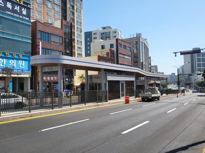 제주시 서광로 제주버스터미널 인근의 섬식정류장. 제주도는 지난해 5월 서광로 3.1㎞ 구간에 섬식정류장 6곳을 개통했으나 이용객 불편과 운영방식을 둘러싼 논란이 이어지면서 기존 시설의 개선방안을 검토하고 있다. 사진=제주특별자치도