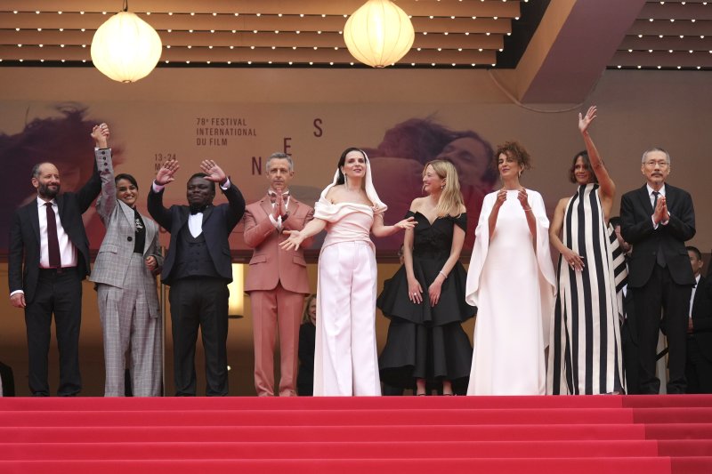 홍상수 감독, 칸 영화제 심사위원으로 레드카펫 밟아 [뉴시스Pic]