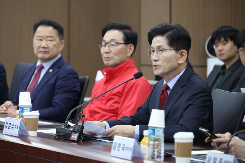 김문수 국민의힘 대통령 후보가 경남 사천시 우주항공청에서 열린 간담회에서 인사말을 하고 있다.(공동취재) 2025.5.14/뉴스1 ⓒ News1 김민지 기자