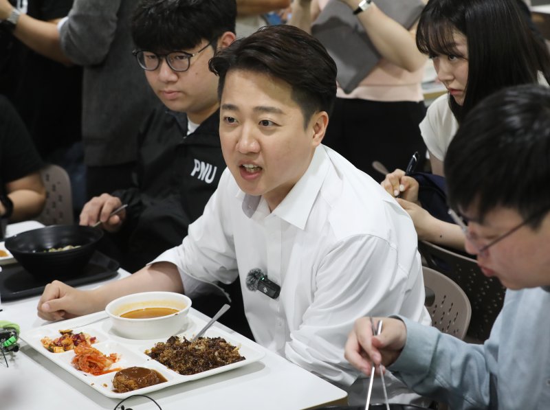 이준석 개혁신당 대통령 후보가 14일 부산 금정구 부산대학교를 찾아 학생들과 학식을 먹으며 대화하고 있다. 2025.5.14/뉴스1 ⓒ News1 윤일지 기자