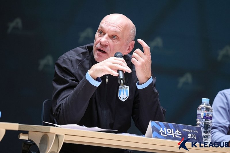 지난해 12월 K리그 외국인 선수 제도 공청회에 참석한 신의손 코치 (출처=연합뉴스)
