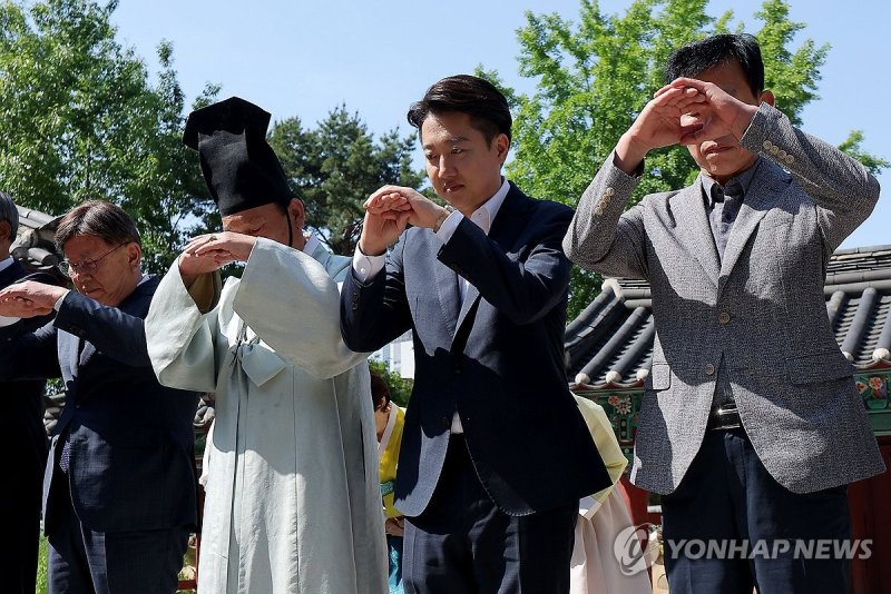 개혁신당 이준석 후보, 부산 동래향교에서 (출처=연합뉴스)