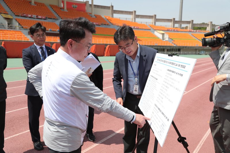 육동한 춘천시장이 14일 송암스포츠타운 주경기장을 찾아 관계 직원들과 시설을 점검하고 있다.(춘천시 제공, 재판매 및 DB금지)