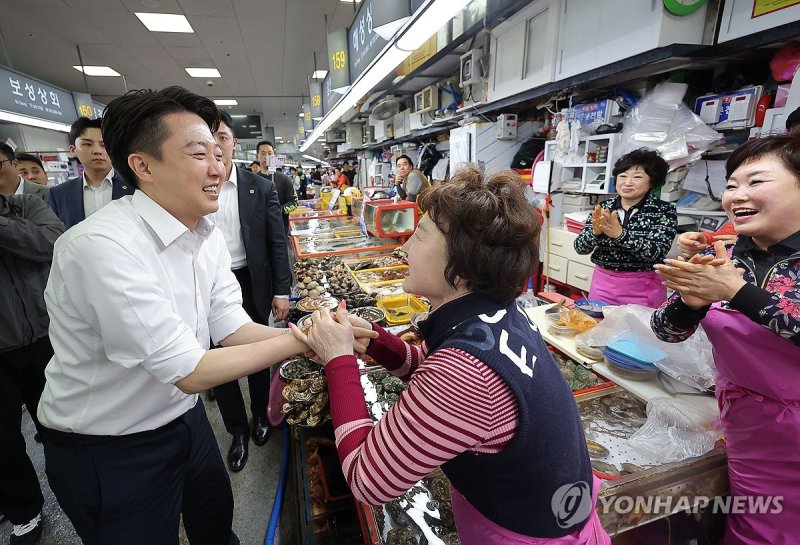 자갈치시장 방문한 개혁신당 이준석 대선 후보 (출처=연합뉴스)