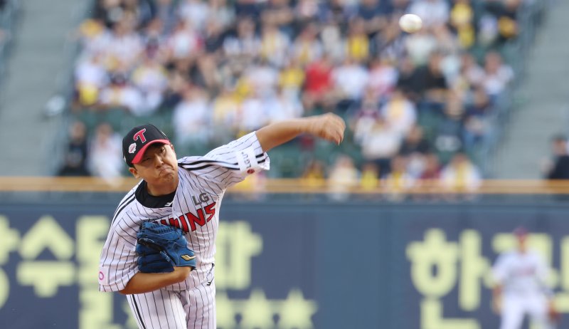 14일 서울 송파구 잠실야구장에서 열린 프로야구 '2025 신한 SOL 뱅크 KBO리그' 키움 히어로즈와 LG 트윈스의 경기,1회초 LG 선발 송승기가 역투를 하고 있다. 2025.5.14/뉴스1 ⓒ News1 김명섭 기자