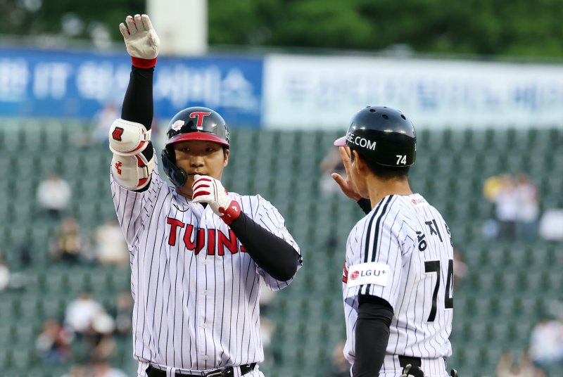 14일 서울 송파구 잠실야구장에서 열린 프로야구 '2025 신한 SOL 뱅크 KBO리그' 키움 히어로즈와 LG 트윈스의 경기 2회말 LG 공격 선두타자 문보경이 안타를 치고 세리머니를 하고 있다. 2025.5.14/뉴스1 ⓒ News1 김명섭 기자