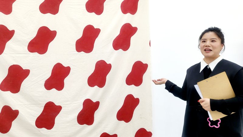 [사진=박현주미술전문기자] 대구 인당뮤지엄, 김정 관장이 쉬포르 쉬르파스에 선보인 클로드 비알라 작품을 소개하고 있다. 빨간 패턴이 돋보이는 작품은 비알라가 아끼정끼(빨간약)로 찍어냈다. 비알라는 찍어내기 기법을 기반으로 반복적인 패턴 개념을 탐구하면서 카펫, 천막, 커튼같은 직물위에 작품세계를 구축했다 . 2025.05.14. hyun@newsis.c.om *재판매 및 DB 금지