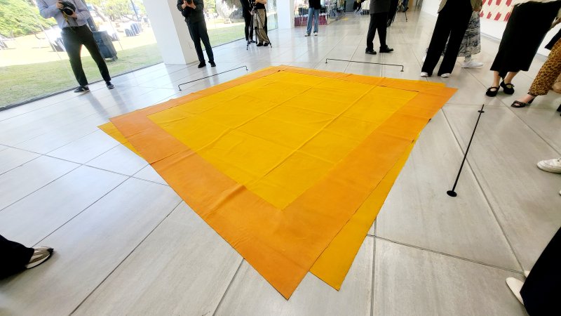 [사진=박현주미술전문기자] 대구 인당뮤지엄 입구 바닥에 설치된 루이스 칸의 '바닥' 작품. 칸은 캔버스를 접고 자르는 방식으로 해체된 캔버스로 공간과 색채를 탐구하는 추상연작을 발표했다. 2025.05.14. hyun@newsis.c.om *재판매 및 DB 금지