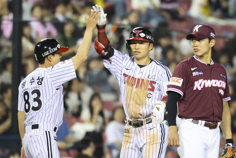 [서울=뉴시스] 조수정 기자 = 14일 서울 송파구 잠실야구장에서 열린 2025 KBO리그 LG 트윈스와 키움 히어로즈 경기, LG 박해민이 6회말 무사 1,3루 2타점 적시타를 날린 뒤 3루로 진루해 정수성 코치와 하이파이브 하고 있다. 2025.05.14. chocrystal@newsis.com
