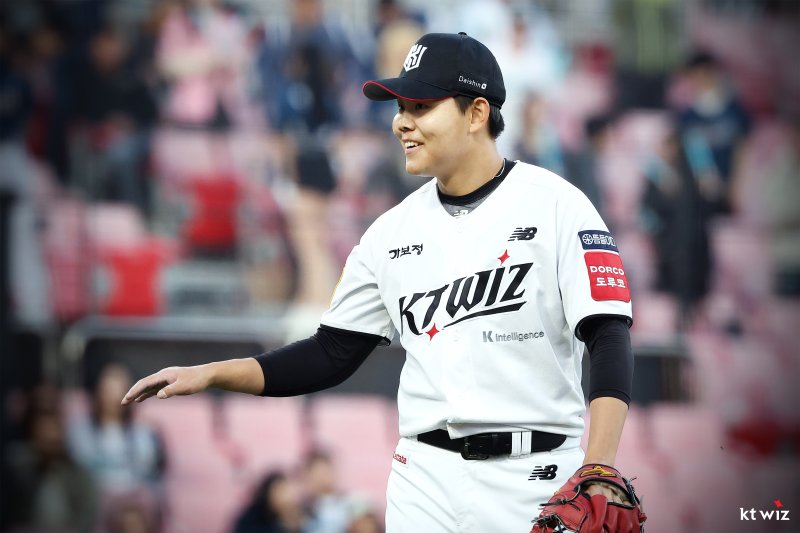 [서울=뉴시스] 프로야구 KT 위즈 소형준이 7일 수원KT위즈파크에서 열린 2025 신한 쏠뱅크 KBO리그 NC 다이노스와의 경기에 등판해 공을 던지고 있다. (사진=KT 위즈 제공) 2025.05.07.