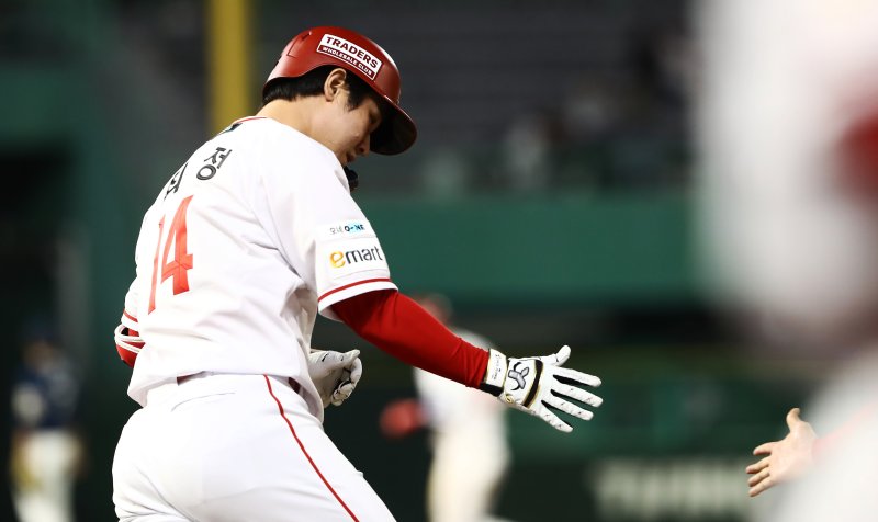 [서울=뉴시스] 프로야구 SSG 랜더스 최정이 14일 인천 SSG랜더스필드에서 열린 2025 신한 쏠뱅크 SSG 랜더스와의 경기에서 8회 홈런을 치고 베이스를 돌고 있다. (사진=SSG 랜더스 제공) 2025.05.14. *재판매 및 DB 금지