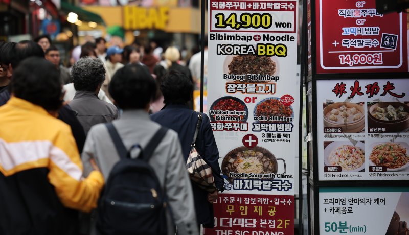 서울 중구 명동거리에 위치한 식당에 가격표가 붙어 있다. /뉴스1 ⓒ News1