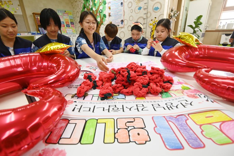 [수원=뉴시스] 김종택 기자 = 스승의 날을 하루 앞둔 14일 경기 수원시 권선구 중촌초등학교에서 통통봉사단 학생들이 선생님에게 전달할 카네이션을 만들고 있다. 2025.05.14. jtk@newsis.com