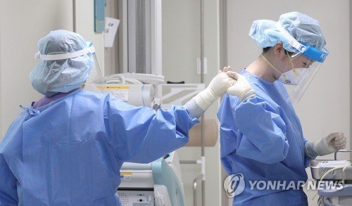 엔데믹 앞둔 간호사들의 '하이파이브' (출처=연합뉴스)