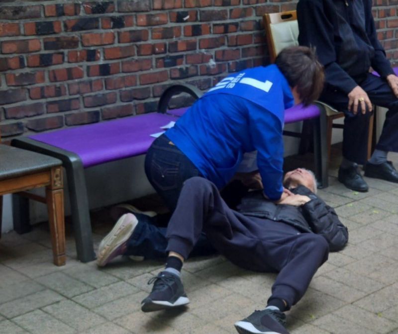 뒷골목에서 쓰러진 90대 노인…'파란색 점퍼' 여성이 달려갔다