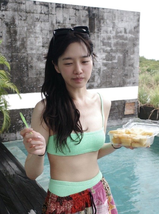 박규영, 민트색 비키니 입고…'민낯'까지 예뻐