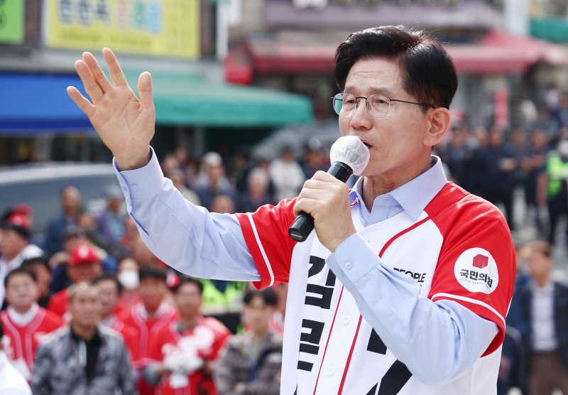 김문수 국민의힘 대통령 후보가 14일 경남 밀양시 밀양관아 앞에서 유세를 하고 있다. 2025.5.14/뉴스1 ⓒ News1 김민지 기자