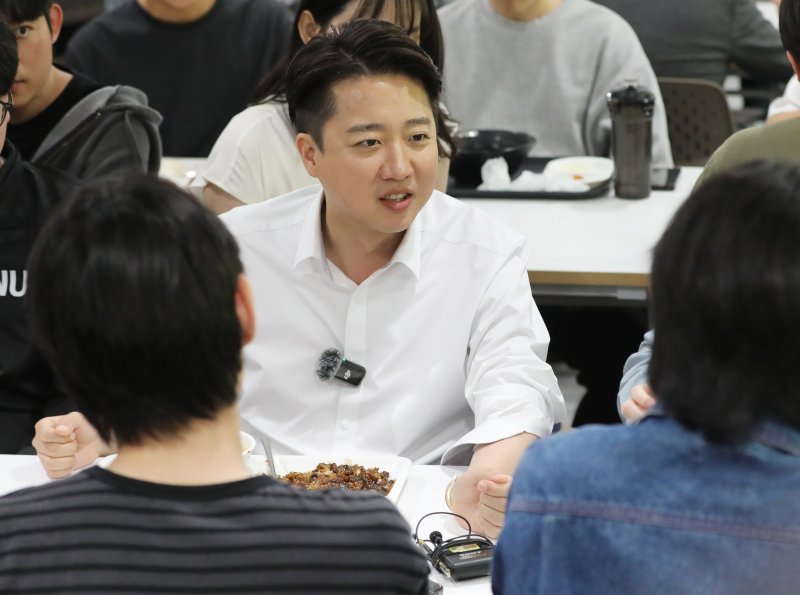 이준석 개혁신당 대통령 후보가 14일 부산 금정구 부산대학교를 찾아 학생들과 학식을 먹으며 대화하고 있다. 2025.5.14/뉴스1 ⓒ News1 윤일지 기자