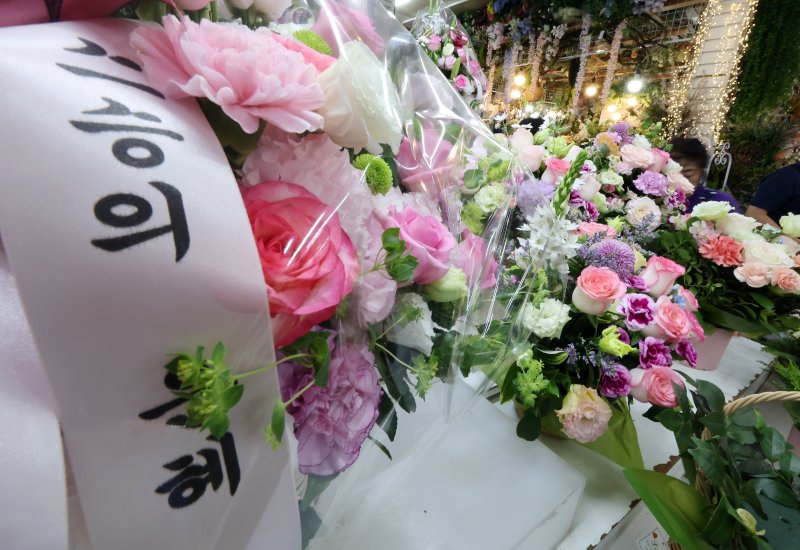 스승의 날을 하루 앞둔 14일 서울 중구 남대문시장 꽃상가에 형형색색 카네이션이 진열돼 있다. 2025.5.14/뉴스1 ⓒ News1 이동해 기자