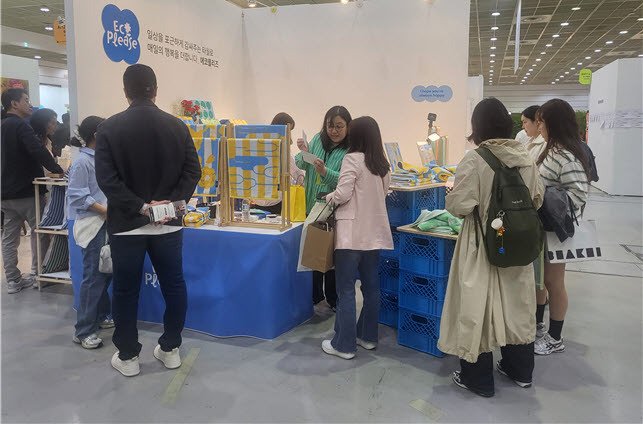 서울 코엑스에서 지난 8~11일 열린 '2025 더 메종'에 참가한 기업 관계자가 관람객에게 제품을 소개하고 있다.(대구경북섬유산업연합회 제공. 재판매 및 DB 금지)