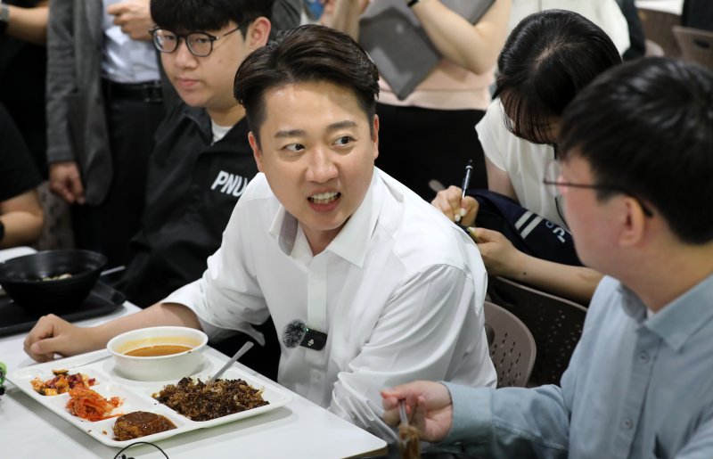 이준석 개혁신당 대통령 후보가 14일 부산 금정구 부산대학교를 찾아 학생들과 학식을 먹으며 대화하고 있다. 2025.5.14/뉴스1 ⓒ News1 윤일지 기자