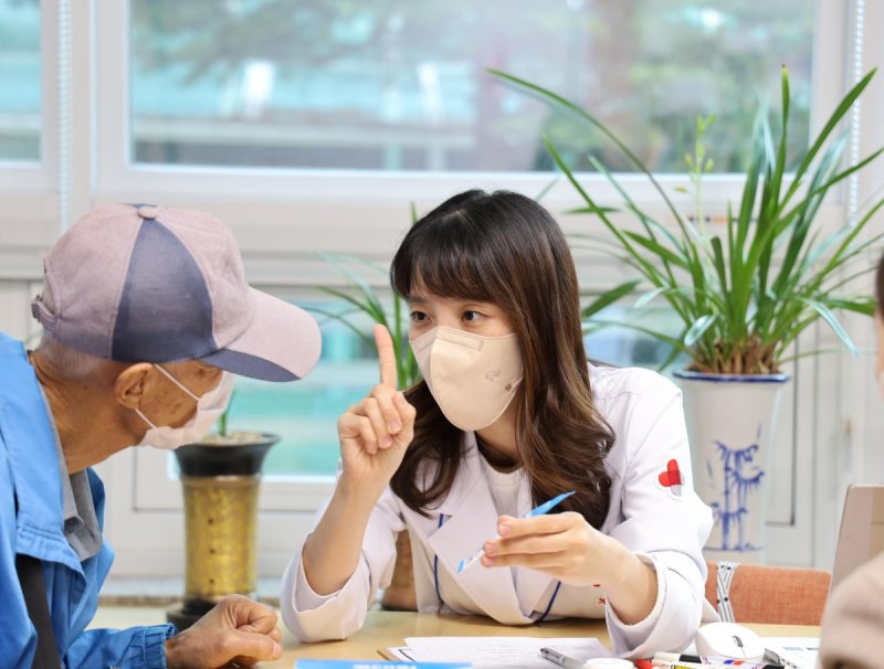 관악구 다제약물복용자 복약지도 모습 (출처=연합뉴스)