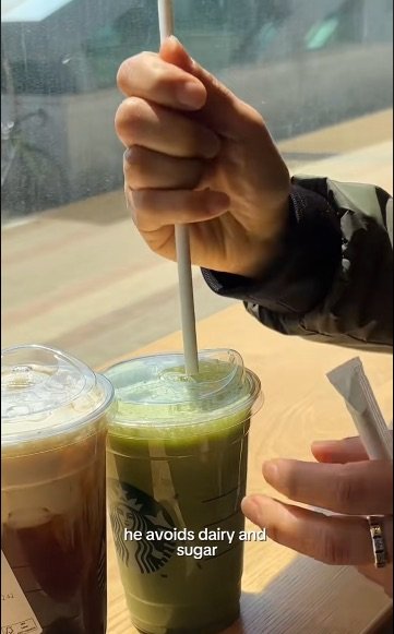 "62세 맞아?"…韓 인플루언서 아버지 동안 외모에 외국인들 '깜놀'