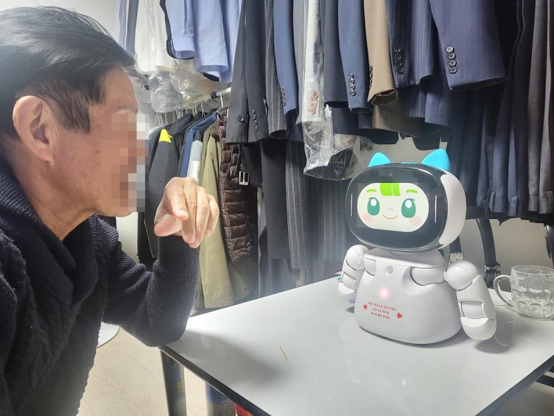 관악구 인공지능 반려로봇 '키미'와 대화하고 있는 어르신 (출처=연합뉴스)