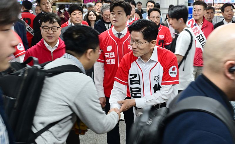 [영상] 김문수, 서울 첫 출근길 유세…'악수·셀카' 수도권 공략