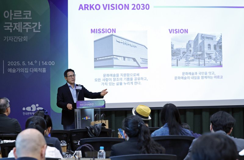 정병국 한국문화예술위원장이 14일 오후 서울 종로구 예술가의집에서 열린 문화예술 국제교류 비전 선포 및 '아르코국제주간(ARKO Global Week)' 개최 기자간담회에서 발언하고 있다. 오는 24일부터 일주일 간 개최되는 이번 주간에는 세계 문화예술계 주요 인사들이 참여하는 제10차 문화예술세계총회와 전 세계 청년예술가, 기술 개발자 간 융복합 프로젝트를 지원하는 '에이프 캠프' 등 주요 국제행사가 연이어 열린다. 2025.5.14/뉴스1 ⓒ News1 오대일 기자