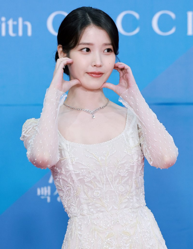'통 큰' 아이유, 생일 맞아 팬들에 카페서 음료 8300잔 선사…따뜻 [N이슈]