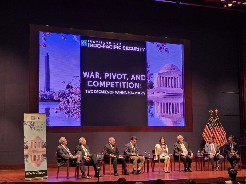 13일(현지시간) 미국 워싱턴DC 의회 의사당에서 열린 '인도-태평양안보연구소'(IIPS, Institute for Indo-Pacific Security) 출범 기념 포럼행사에서 사회를 맡은 제니퍼 홍 IIPS 시니어 디렉터(왼쪽에서 5번째)가 패널 참석자들을 소개하고 있다. ⓒ News1 류정민 특파원