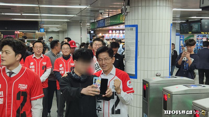 “김문수입니다”…신도림역서 다양한 세대와 출근길 소통