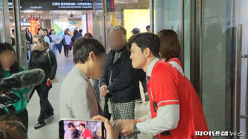 “김문수입니다”…신도림역서 다양한 세대와 출근길 소통
