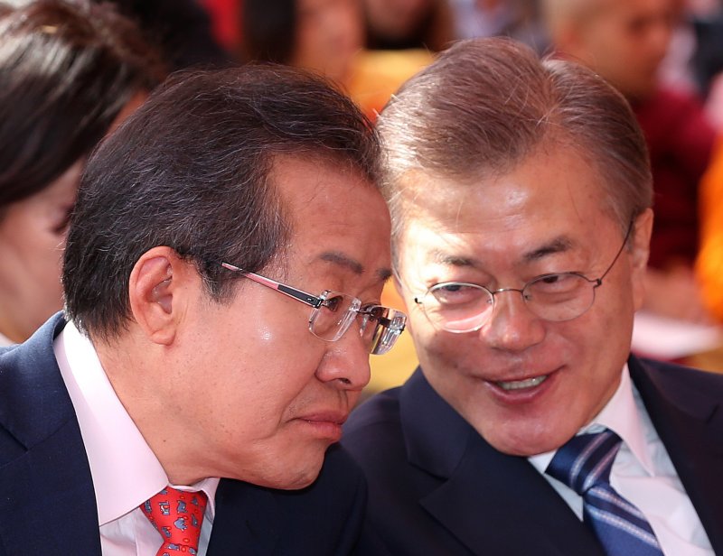 불기 2561년 부처님오신날인 3일 오전 서울 종로구 조계사에서 열린 봉축 법요식에 참석한 문재인 더불어민주당 대선후보와 홍준표 자유한국당 대선후보가 대화를 나누고 있다. 2017.5.3/뉴스1