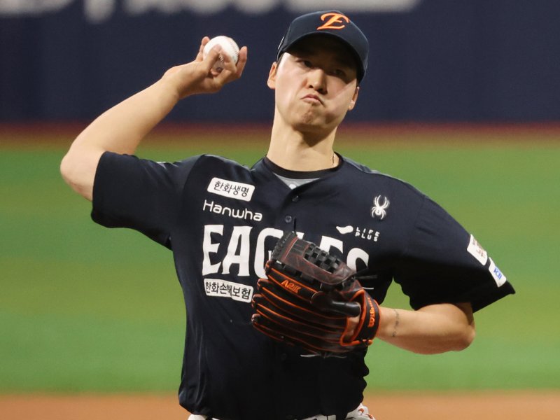 9일 오후 서울 구로구 고척스카이돔에서 열린 프로야구 '2025 신한 SOL뱅크 KBO리그' 한화 이글스와 키움 히어로즈의 경기에서 한화 선발 엄상백이 역투하고 있다. 2025.5.9/뉴스1 ⓒ News1 황기선 기자