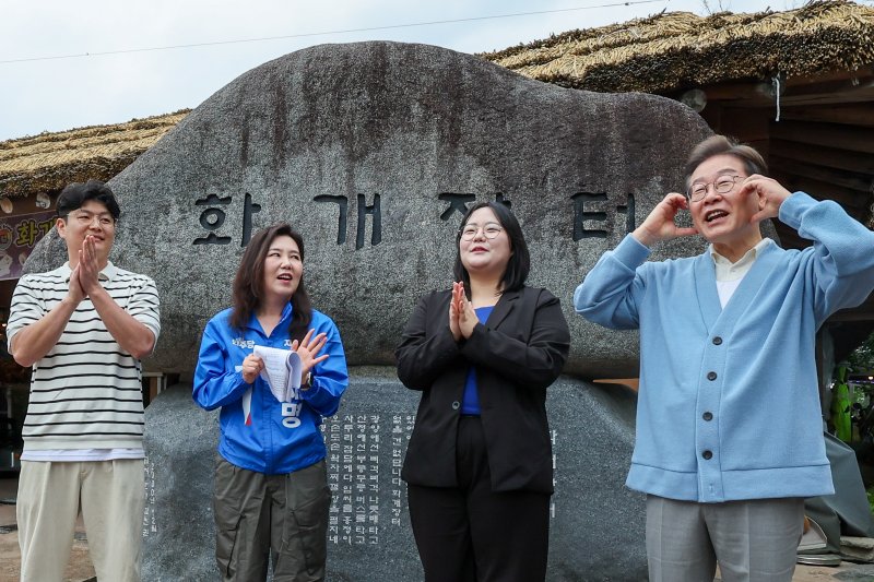 [하동=뉴시스] 권창회 기자 =이재명 더불어민주당 대선 후보가 15일 경남 하동군 화개장터 입구에서 유튜브 'K-이니셔TV 케미폭발 동서화합 화개장터 라이브'를 하고 있다. (공동취재) 2025.05.15. photo@newsis.com