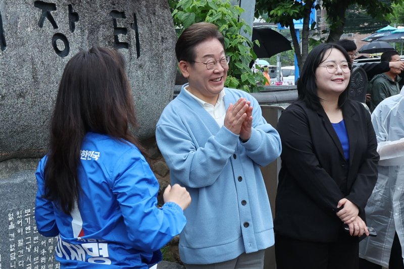 [하동=뉴시스] 권창회 기자 =이재명 더불어민주당 대선 후보가 15일 경남 하동군 화개장터 입구에서 유튜브 'K-이니셔TV 케미폭발 동서화합 화개장터 라이브'를 하고 있다. (공동취재) 2025.05.15. photo@newsis.com
