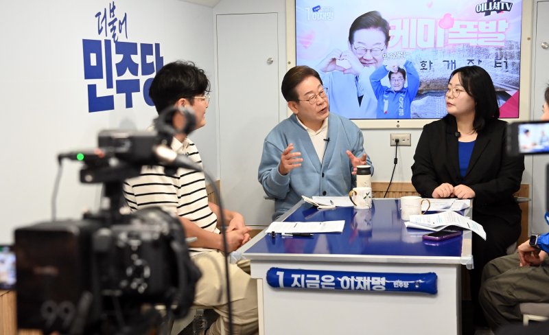 [하동=뉴시스] 권창회 기자 =이재명 더불어민주당 대선 후보가 15일 경남 하동군 화개장터를 방문해 대형버스 안에 마련된 방송스튜디오에서 유튜브 'K-이니셔TV 케미폭발 동서화합 화개장터 라이브'를 하고 있다. (공동취재) 2025.05.15. photo@newsis.com