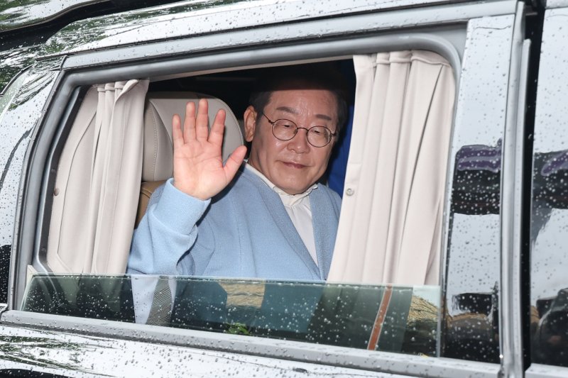 [하동=뉴시스] 권창회 기자 =이재명 더불어민주당 대선 후보가 15일 경남 하동군 화개장터 입구에서 유튜브 'K-이니셔TV 케미폭발 동서화합 화개장터 라이브'를 마치고 차량에 탑승해 인사하고 있다. (공동취재) 2025.05.15. photo@newsis.com