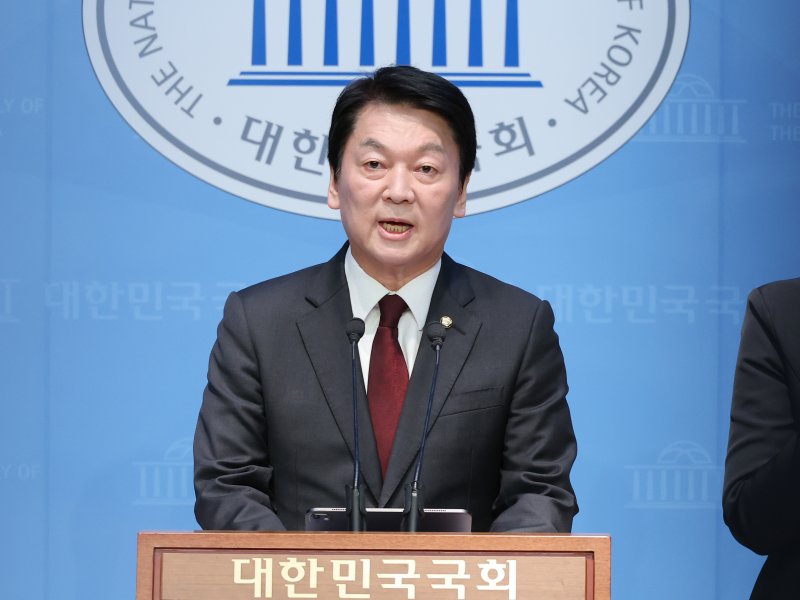 안철수, 한동훈 직격 "과자 먹으면서 라방할 때 아냐..김문수 따를 때"