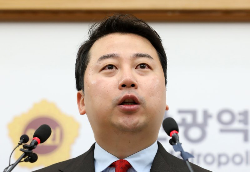 국민의힘 부산 수영구 후보로 공천을 받았다가 막말 논란으로 공천이 취소된 장예찬 전 국민의힘 청년최고위원이 18일 오후 부산시의회 브리핑룸에서 기자회견을 열고 무소속 출마를 선언하고 있다. 2024.3.18/뉴스1 ⓒ News1 윤일지 기자