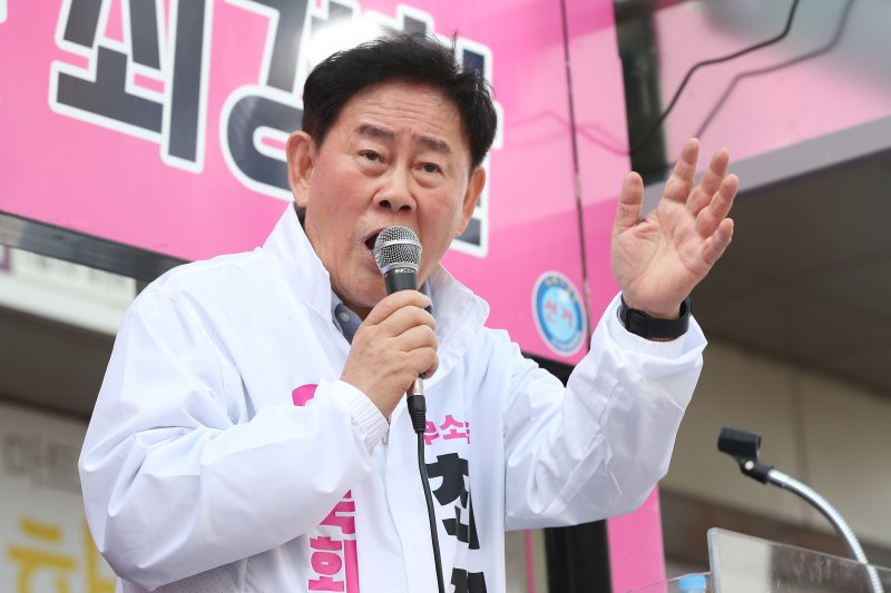 제22대 국회의원선거 경북 경산시에 출마한 최경환 무소속 후보가 29일 오후 경산시 하양읍 오일장을 맞아 하양꿈바우시장 앞 선거유세에서 연설하고 있다. 2024.3.29/뉴스1 ⓒ News1 공정식 기자