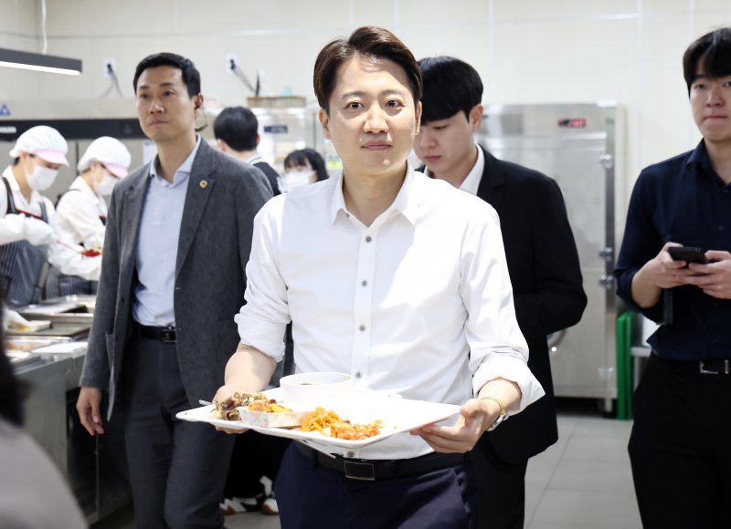 스승의날 맞춤 일정 소화한 이준석…교권보호 강조 메시지