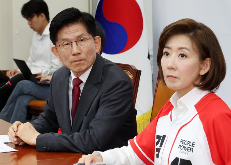 [서울=뉴시스] 조성우 기자 = 김문수(왼쪽) 국민의힘 대선후보가 15일 오전 서울 여의도 국회에서 열린 긴급 기자회견에서 취재진 질문을 듣고 있다. 오른쪽은 나경원 공동선대위원장. 2025.05.15. xconfind@newsis.com