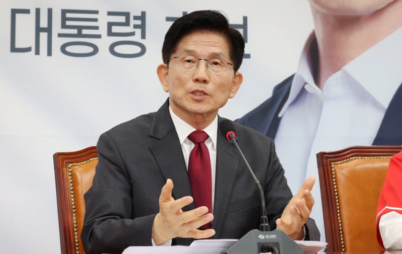 [서울=뉴시스] 조성우 기자 = 김문수 국민의힘 대선후보가 15일 오전 서울 여의도 국회에서 열린 긴급 기자회견에서 발언하고 있다. 2025.05.15. xconfind@newsis.com