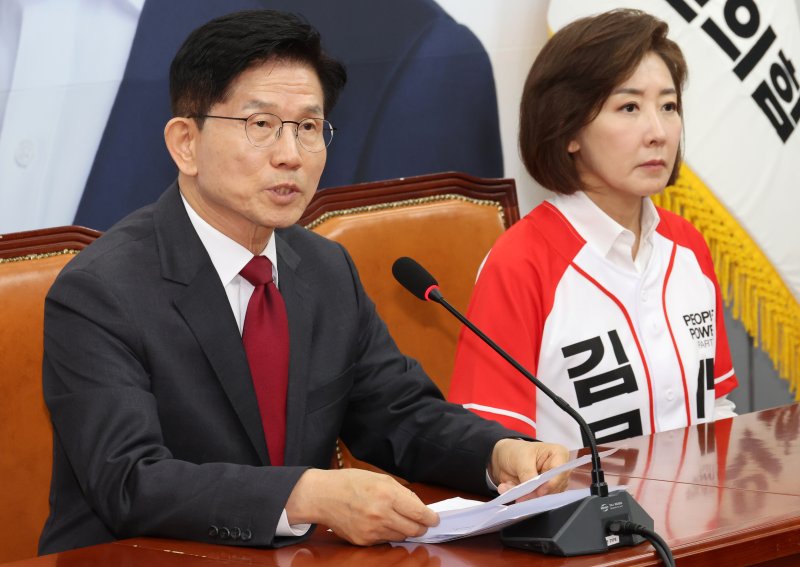 [서울=뉴시스] 조성우 기자 = 김문수(왼쪽) 국민의힘 대선후보가 15일 오전 서울 여의도 국회에서 열린 긴급 기자회견에서 발언하고 있다. 오른쪽은 나경원 공동선대위원장. 2025.05.15. xconfind@newsis.com