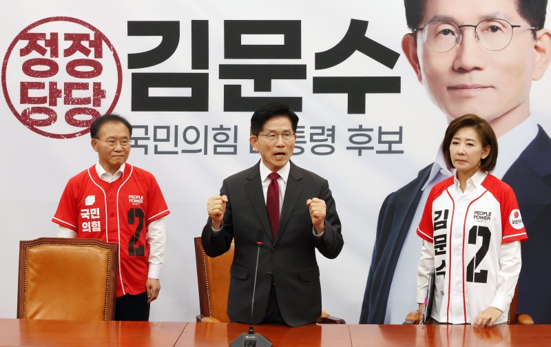 [서울=뉴시스] 조성우 기자 = 김문수(가운데) 국민의힘 대선후보가 15일 오전 서울 여의도 국회에서 열린 긴급 기자회견에서 발언하고 있다. 왼쪽부터 윤재옥 총괄선거대책본부장, 김 후보, 나경원 공동선대위원장. 2025.05.15. xconfind@newsis.com