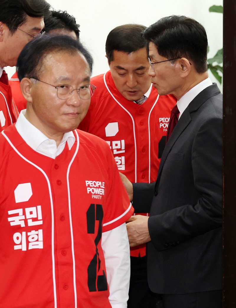 [서울=뉴시스] 조성우 기자 = 김문수(오른쪽) 국민의힘 대선후보가 15일 오전 서울 여의도 국회에서 열린 긴급 기자회견을 마친 뒤 박대출 사무총장 겸 총괄지원본부장 등 참석자들과 인사하고 있다. 왼쪽은 윤재옥 총괄선거대책본부장. 2025.05.15. xconfind@newsis.com